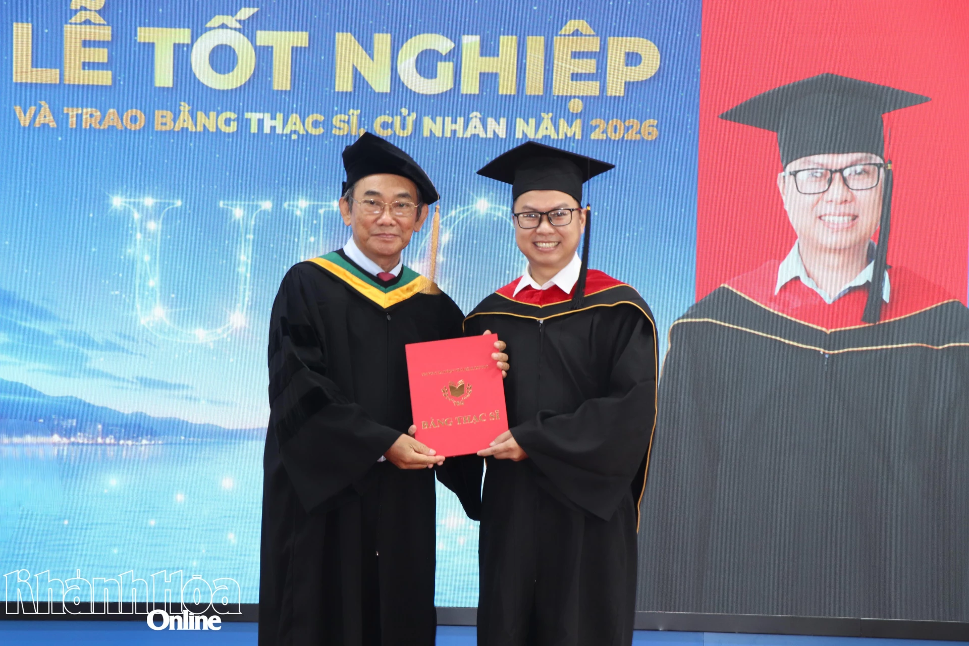 Nhà giáo Nhân dân, Phó Giáo sư, Tiến sĩ Hồ Thanh Phong trao bằng thạc sĩ cho học viên.