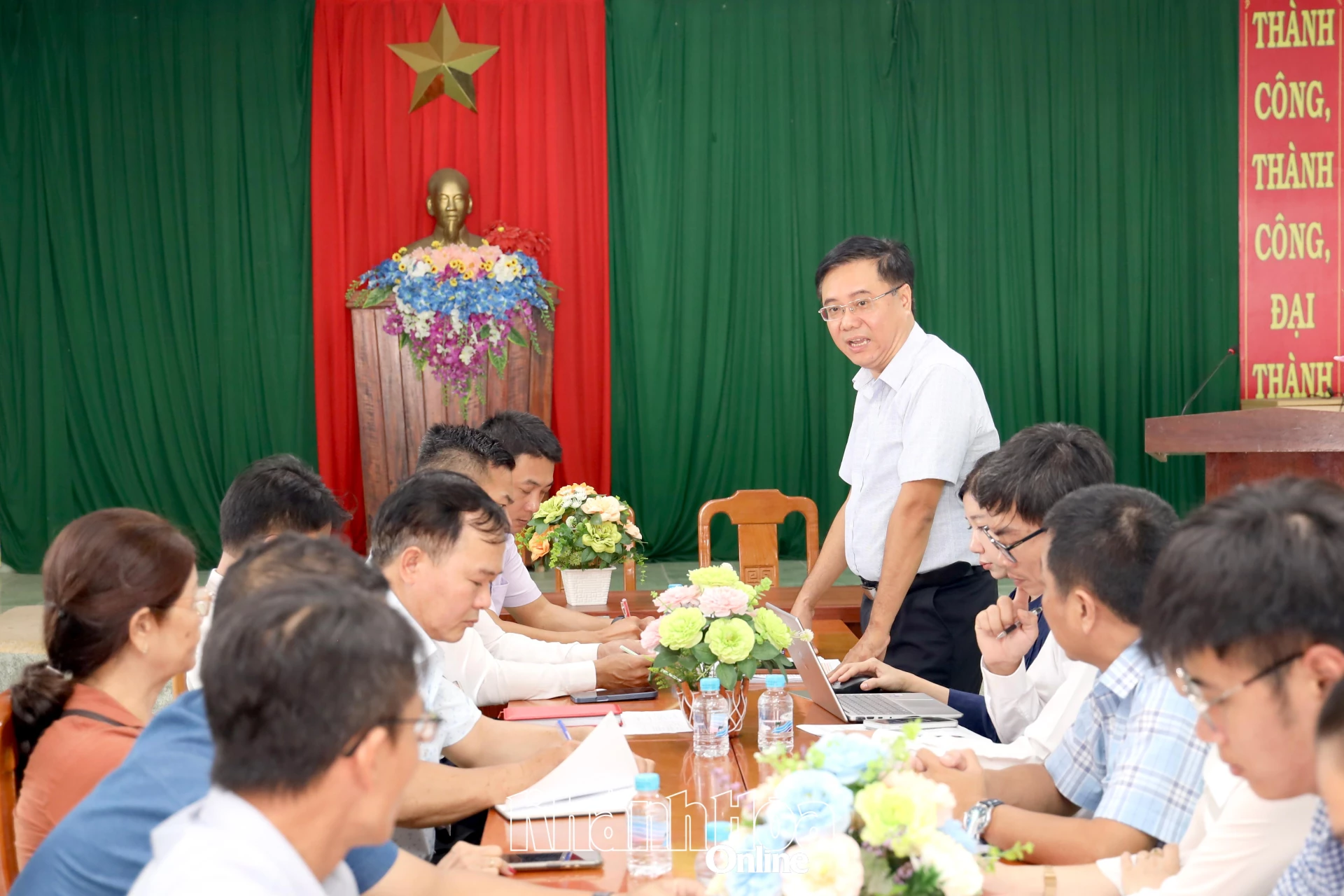 Đồng chí Nguyễn Trung Dũng phát biểu tại buổi làm việc với lãnh đạo xã Vạn Ninh.