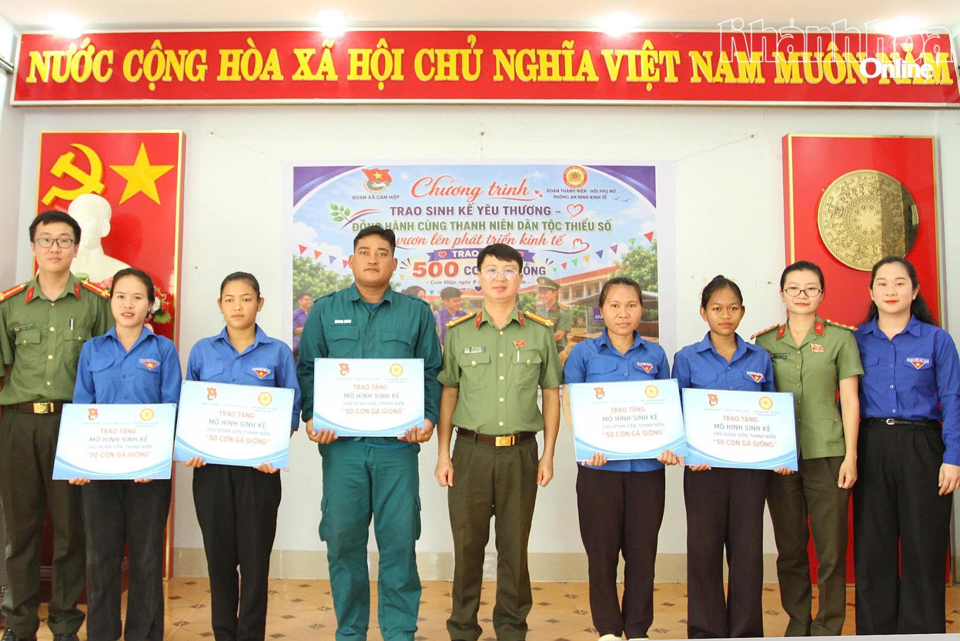 Lãnh đạo Đoàn Thanh niên xã Cam Hiệp và đại diện Chi đoàn Phòng An ninh kinh tế Công an tỉnh Khánh Hòa trao hỗ trợ.