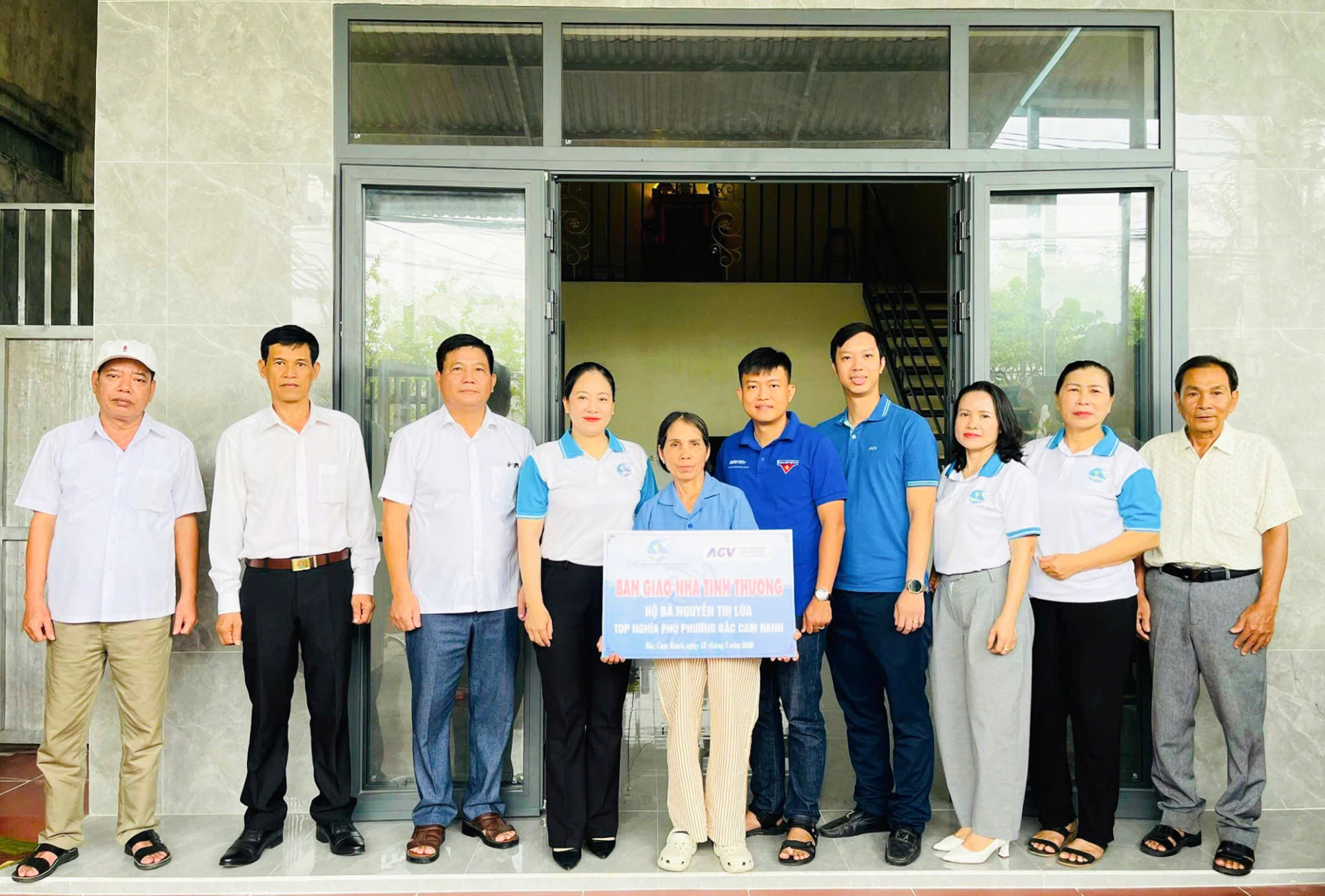 Bàn giao nhà cho gia đình bà Nguyễn Thị Lúa.