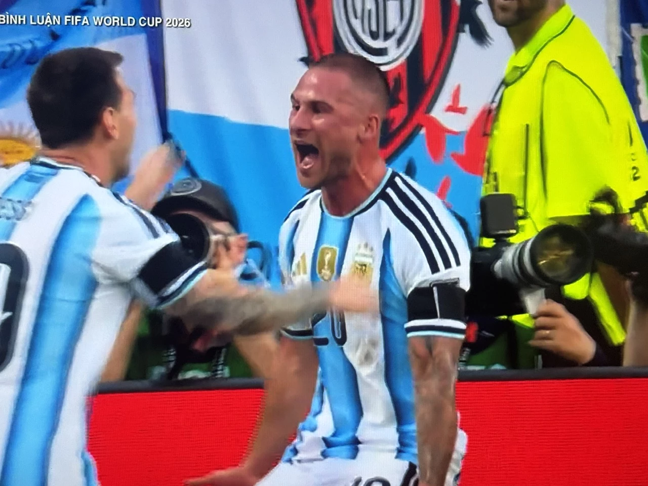 Các cầu thủ Argentina ăn mừng bàn thắng mở tỷ số.