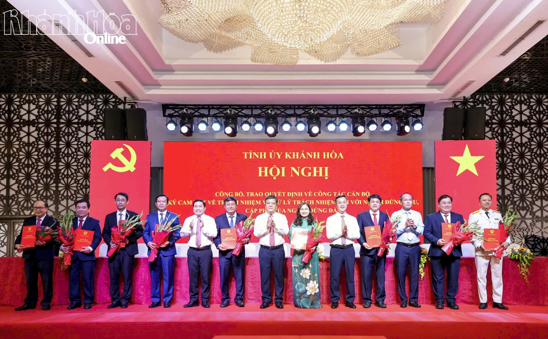 Bí thư Tỉnh ủy Trần Phong và các đồng chí Thường trực Tỉnh ủy trao quyết định cho các đồng chí được chỉ định tham gia Ban Chấp hành Đảng bộ tỉnh Khánh Hòa nhiệm kỳ 2025 - 2030.