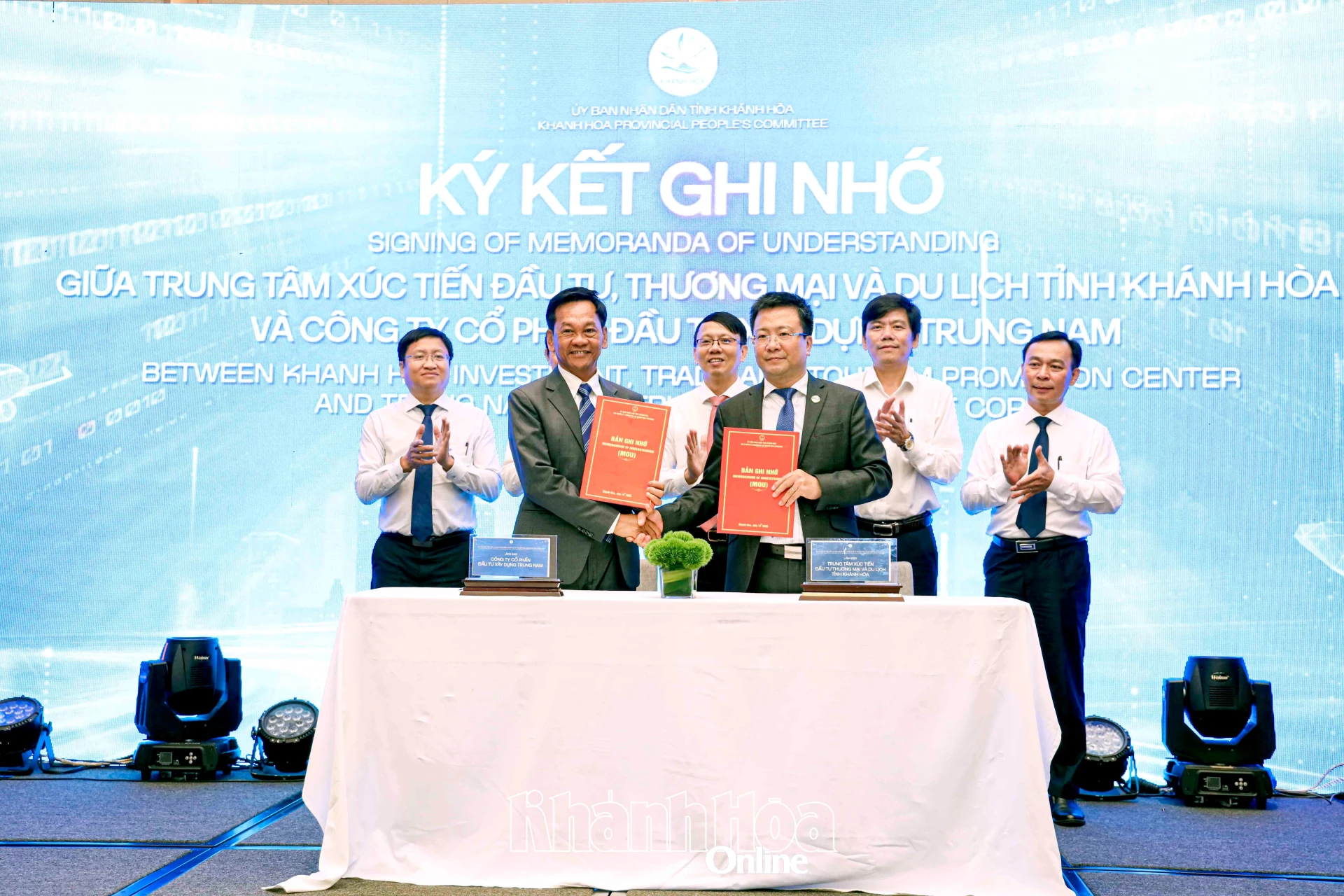 Lãnh đạo Trung tâm Xúc tiến Đầu tư, Thương mại và Du lịch tỉnh ký kết biên bản ghi nhớ hợp tác trong lĩnh vực phát triển cảng biển, cảng cạn và logistics với lãnh đạo Công ty Cổ phần Đầu tư Xây dựng Trung Nam.
