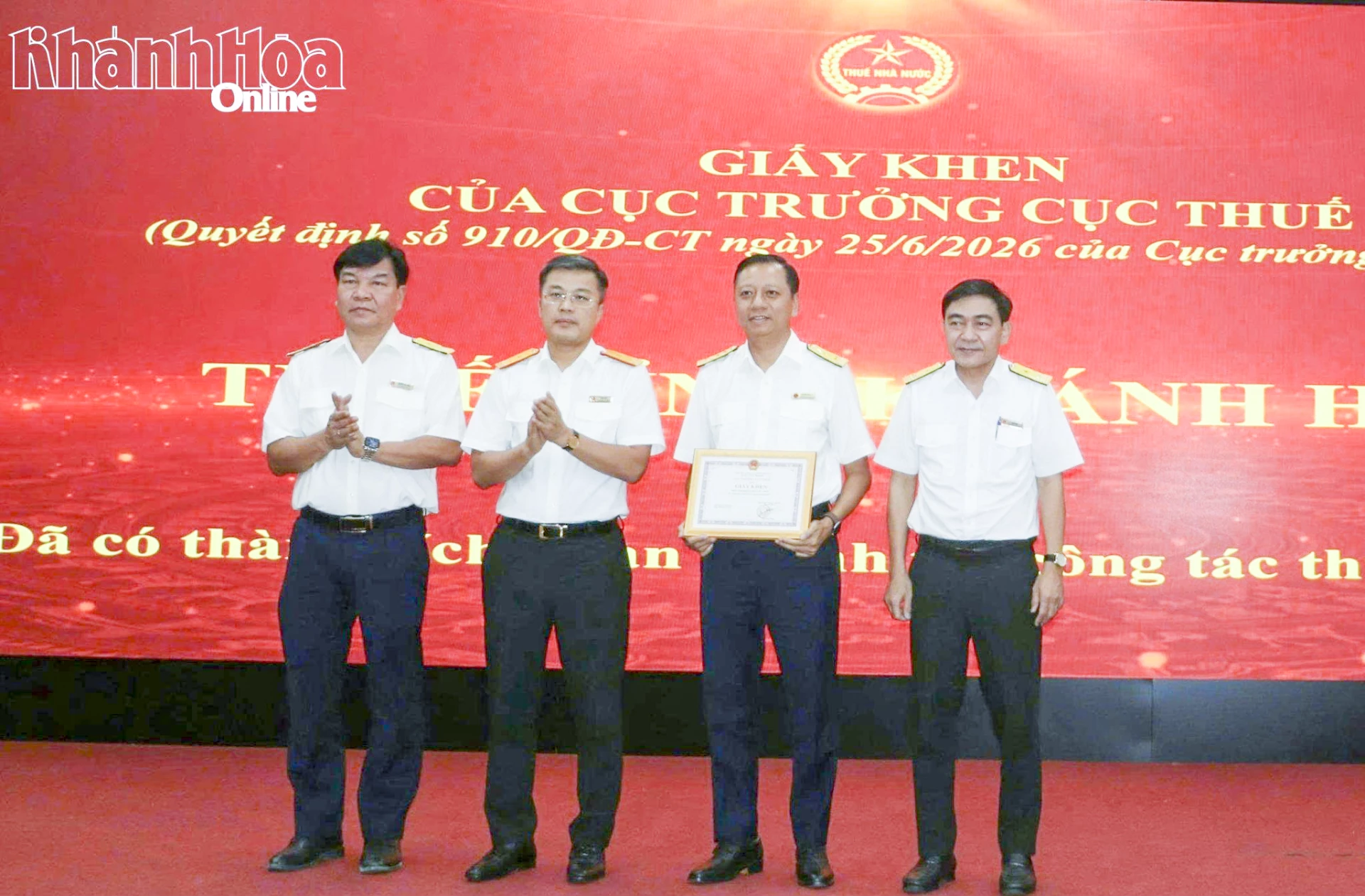 Thuế tỉnh nhận giấy khen của Cục Thuế.