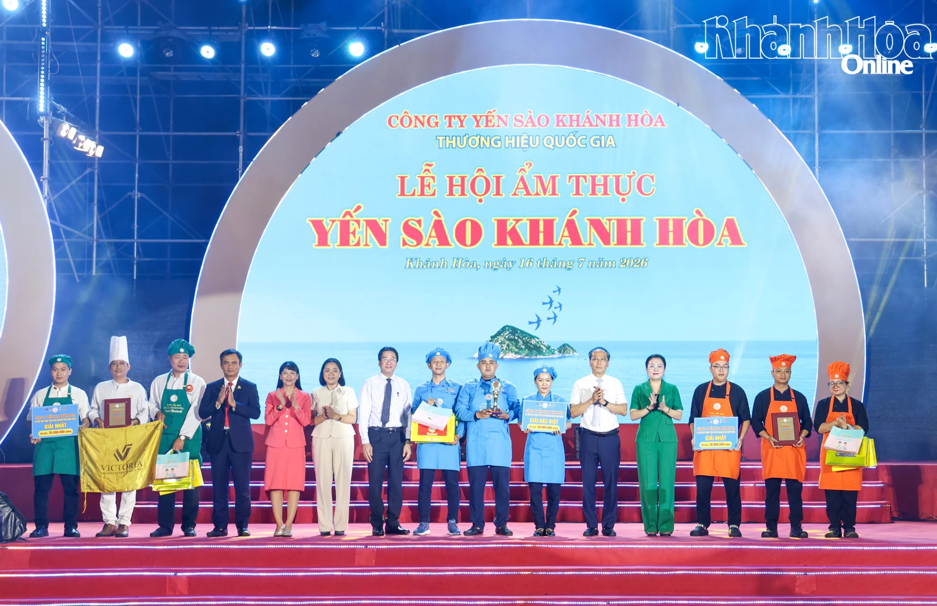 Lãnh đạo tỉnh trao giải đặc biệt và giải nhất cho các đội.
