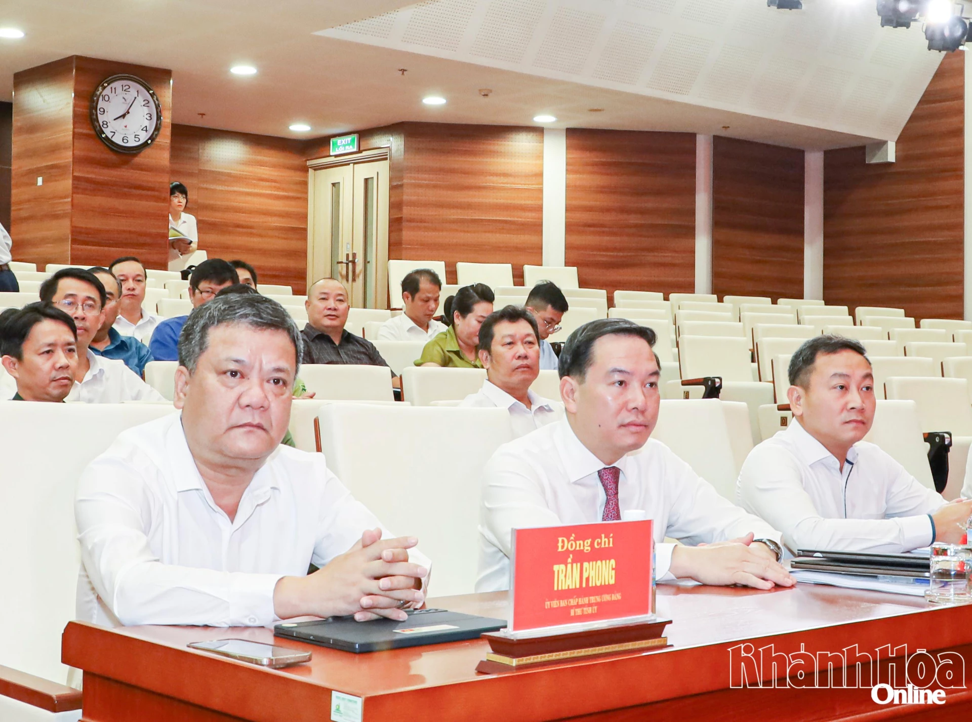 Đồng chí Trần Phong, đồng chí Hồ Xuân Trường cùng các đại biểu dự hội nghị.