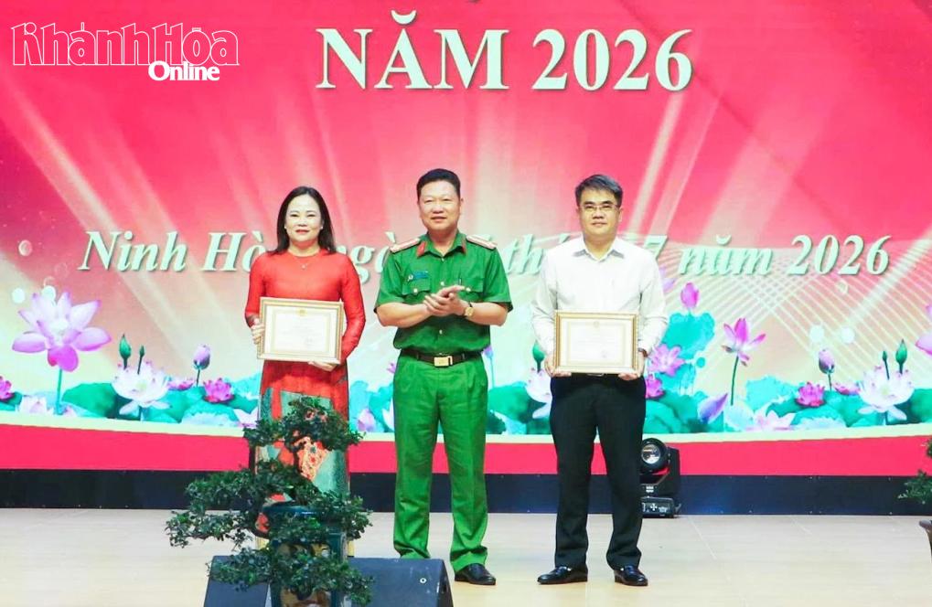 Đại tá Lê Quang Dũng trao giấy khen cho các tập thể, cá nhân.