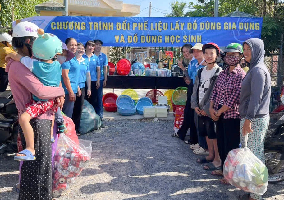 Hội Liên hiệp Phụ nữ xã tổ chức đổi phế liệu lấy đồ dùng gia đình.