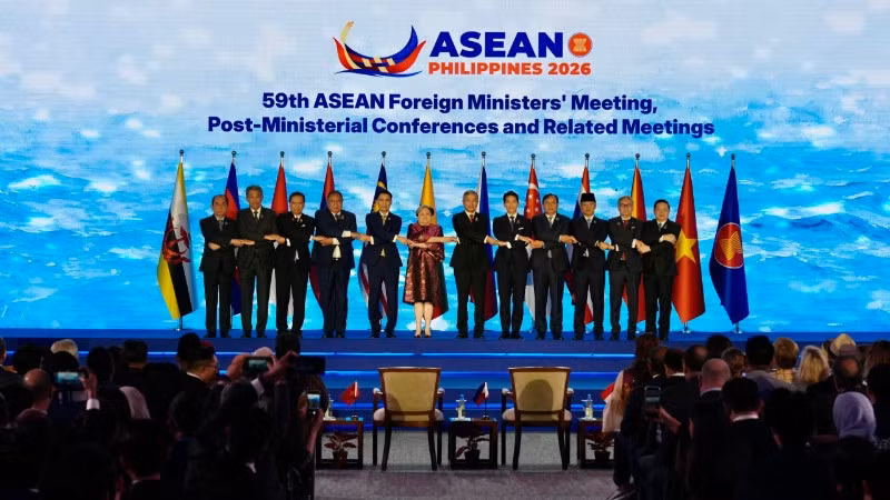 Thứ trưởng Đặng Hoàng Giang, Trưởng SOM ASEAN Việt Nam chụp ảnh chung cùng các Trưởng đoàn tham dự AMM-59. (Ảnh: Bộ Ngoại giao Việt Nam)