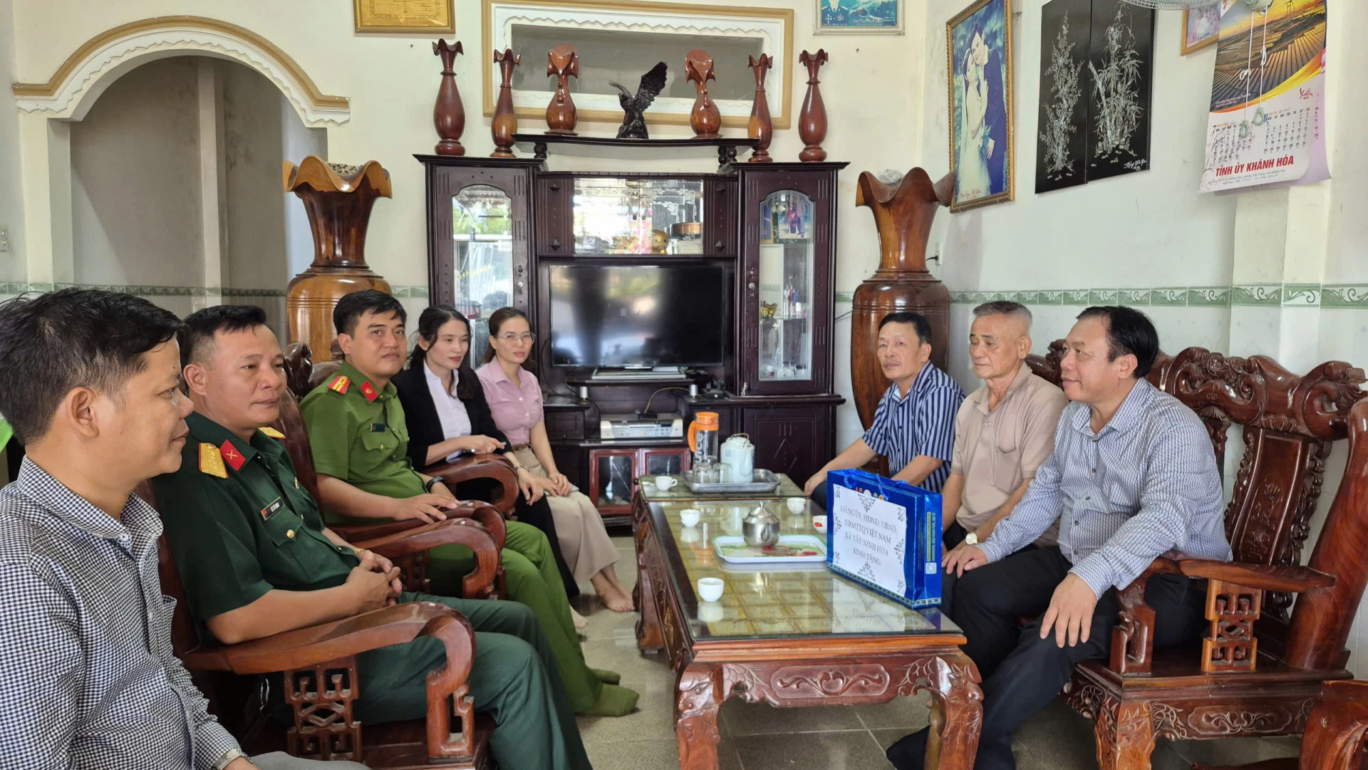 Lãnh đạo xã đến thăm, tặng quà ông Nguyễn Văn Tấn.