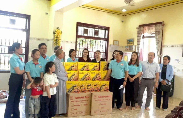 Trao 66 suất quà cho Mái ấm Anh Đào và gia đình chính sách