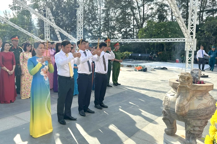 Lãnh đạo phường Nha Trang và xã Cam Lâm dâng hương tại Khu tưởng niệm chiến sĩ Gạc Ma