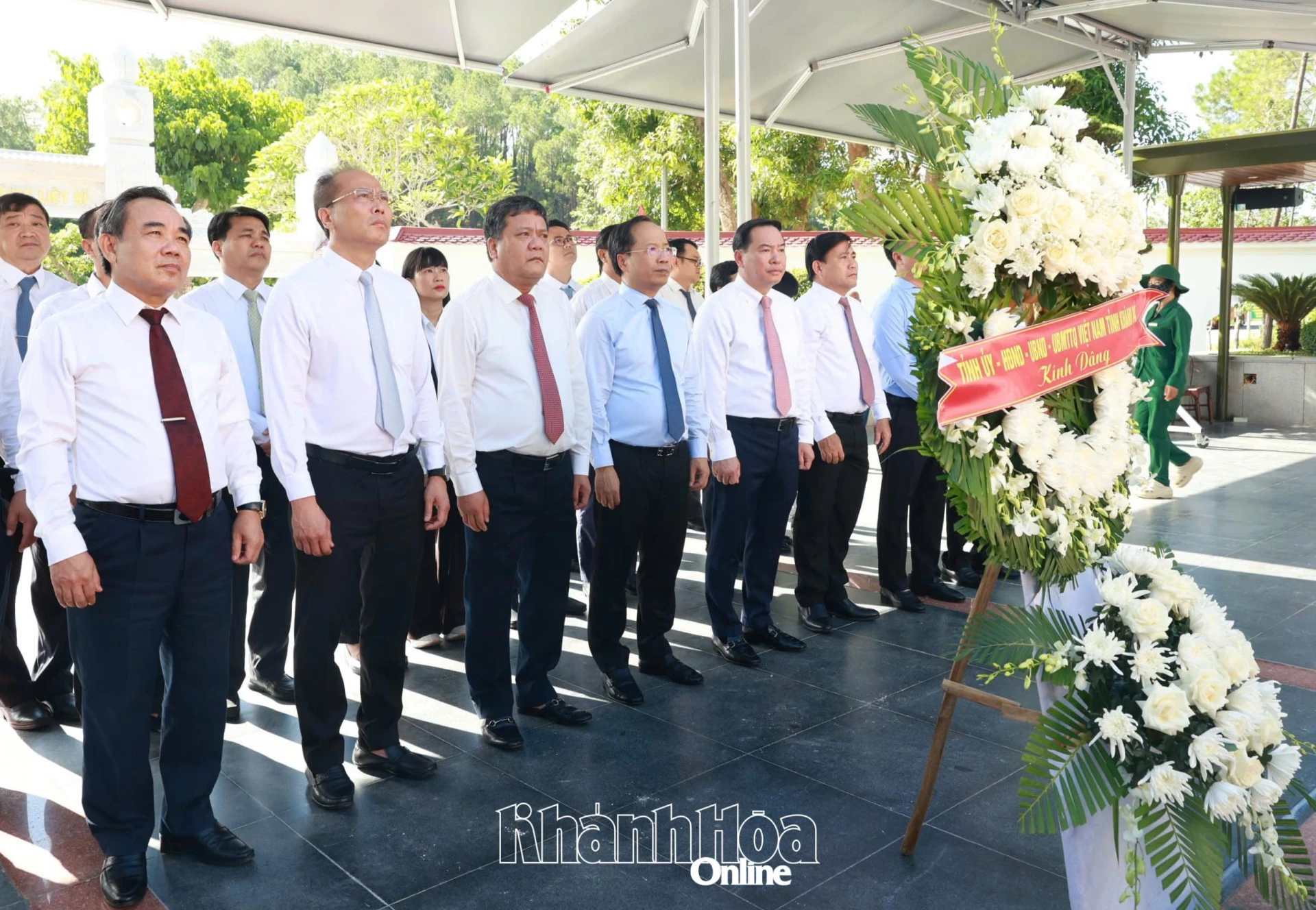 Đoàn Công tác tỉnh Khánh Hòa dâng hoa tại phần mộ 10 nữ anh hùng liệt sĩ thanh niên xung phong