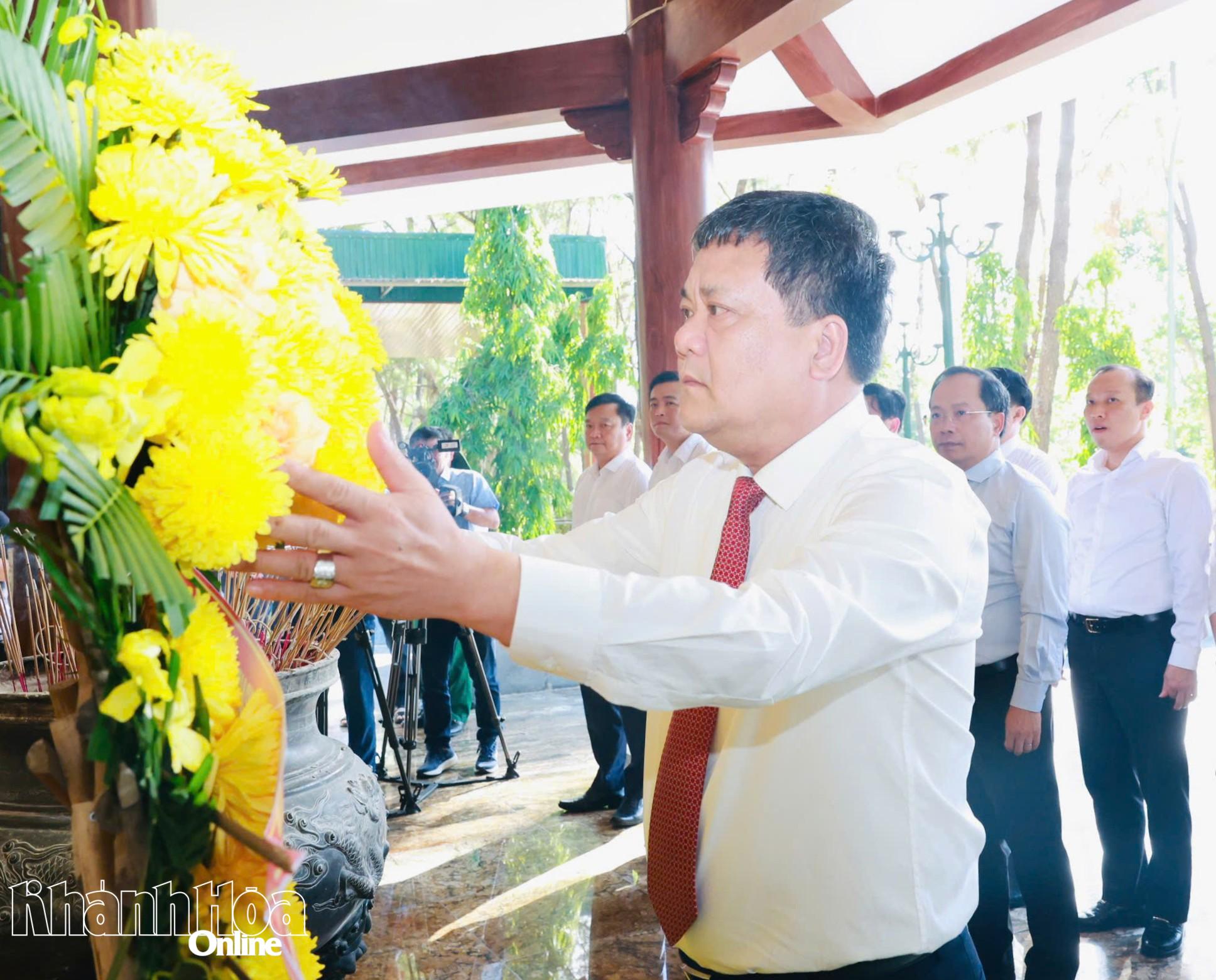 Bí thư Tỉnh ủy Trần phong chỉnh hoa trước khi dâng hoa, dâng hương