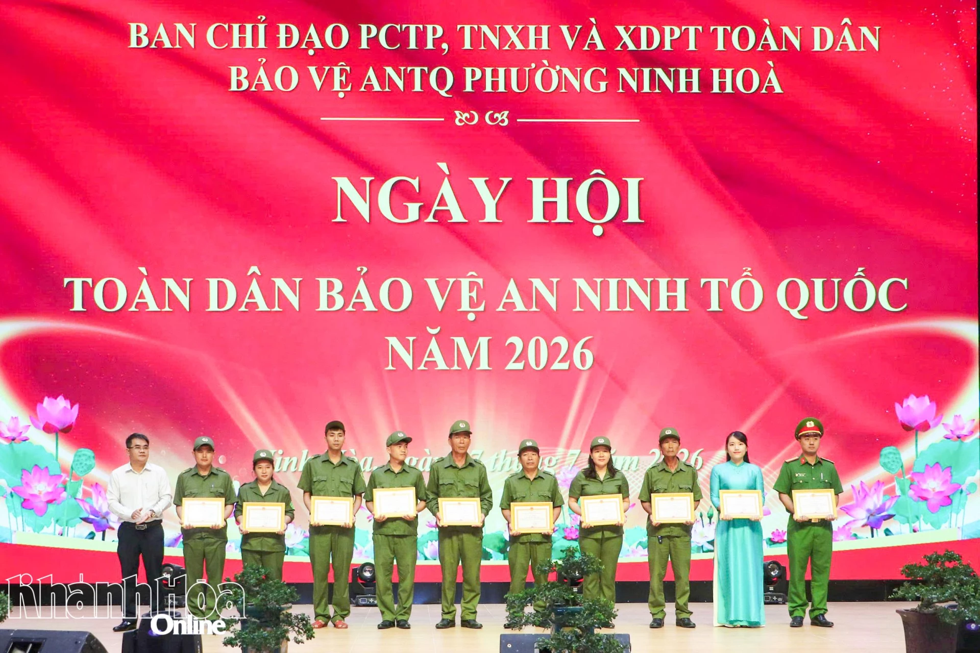 Lãnh đạo phường Ninh Hòa trao giấy khen cho các cá nhân.&nbsp;