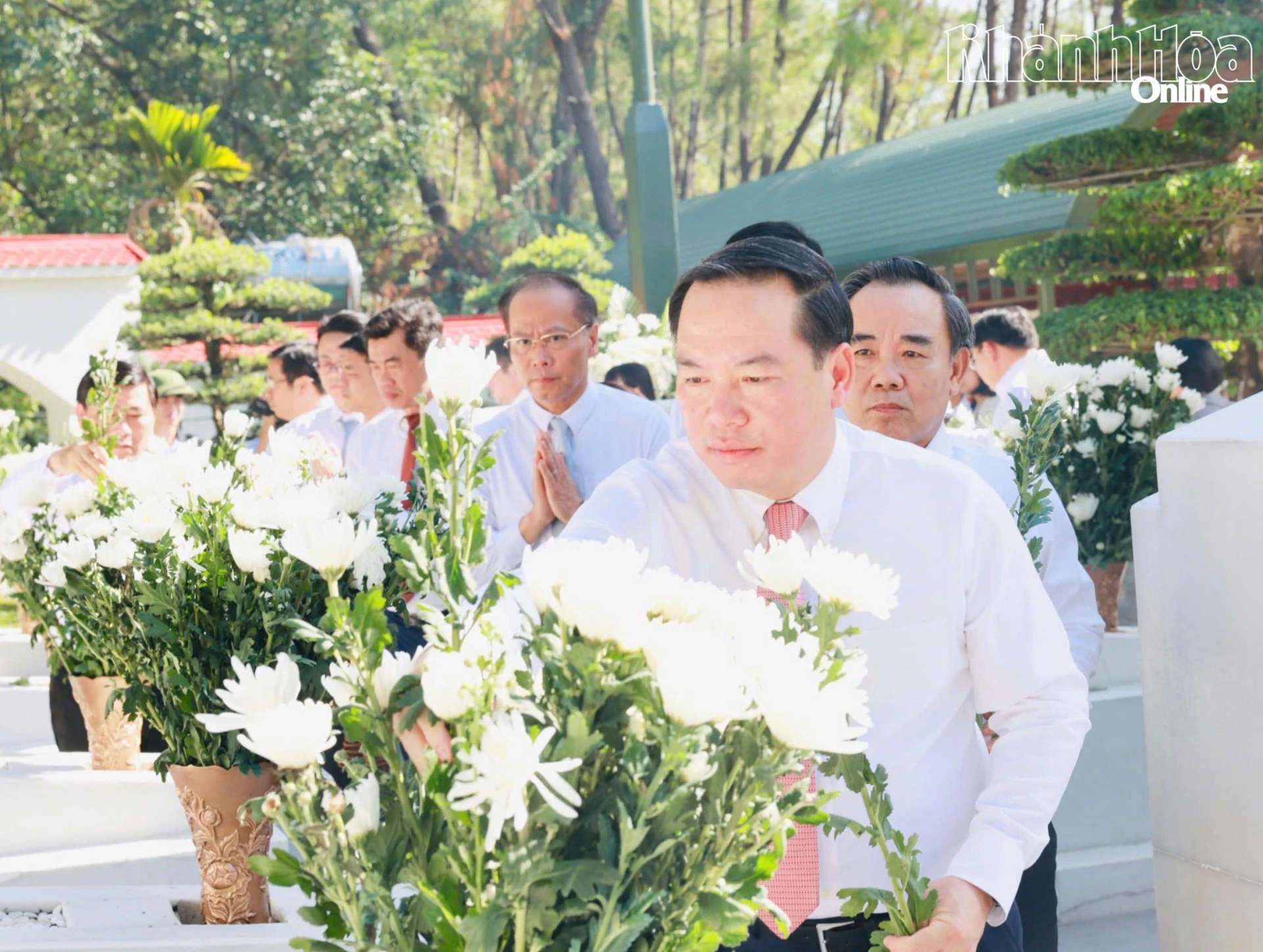 Đồng chí Hồ Xuân Trường dâng hoa tại khu mộ 10 nữ anh hùng liệt sĩ thanh niên xung phong.