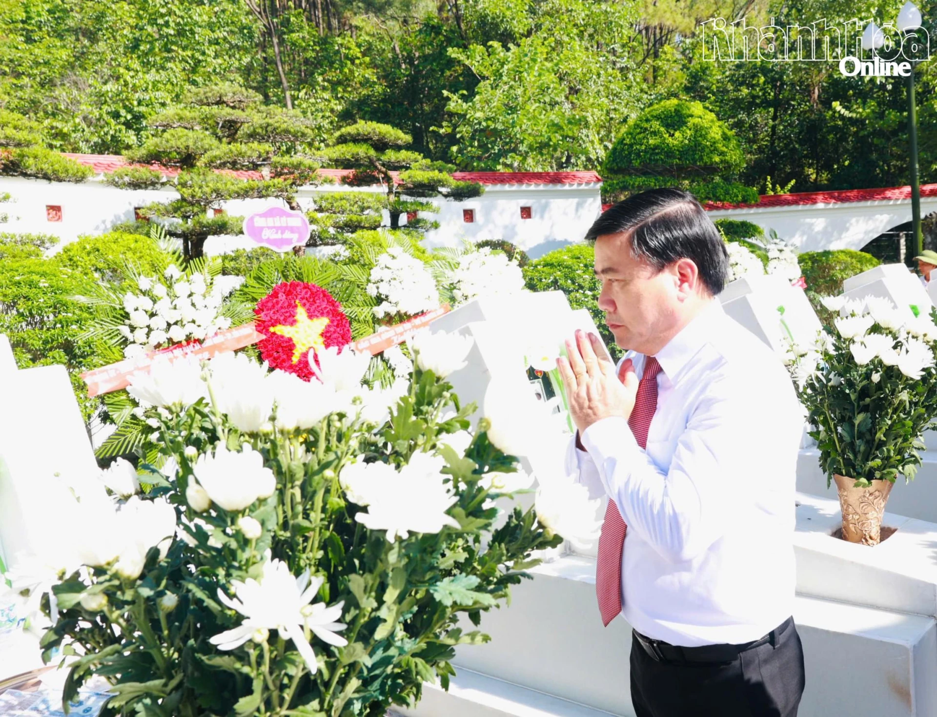 XĐồng chí Lâm Đông dâng hoa tại khu mộ 10 nữ anh hùng liệt sĩ thanh niên xung phong.