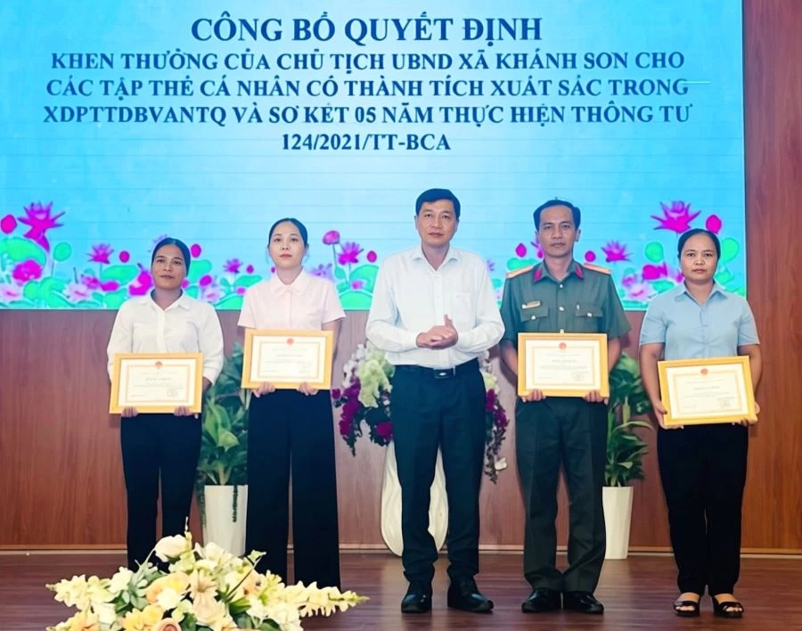 Lãnh đạo xã Khánh Sơn trao giấy khen cho tập thể, cá nhân có thành tích xuất sắc trong thực hiện thông tư 124.