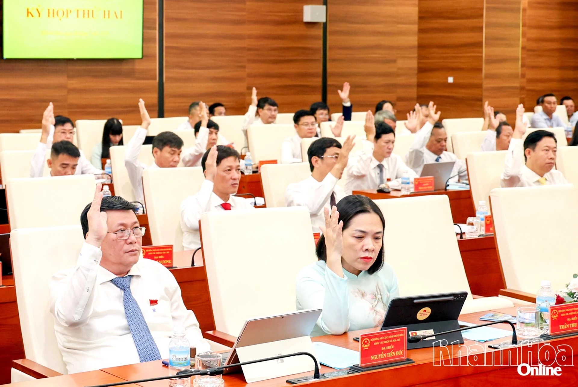 Đại biểu HĐND tỉnh biểu quyết thông qua nghị quyết.