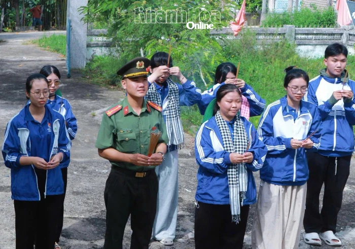 Tuổi trẻ xã Công Hải chỉnh trang các công trình ghi công liệt sĩ