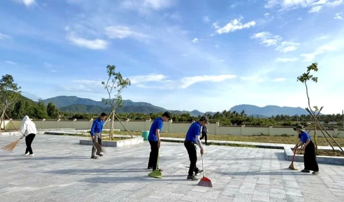 Đoàn Thanh niên xã Nam Cam Ranh ra quân "Ngày Chủ nhật xanh" 