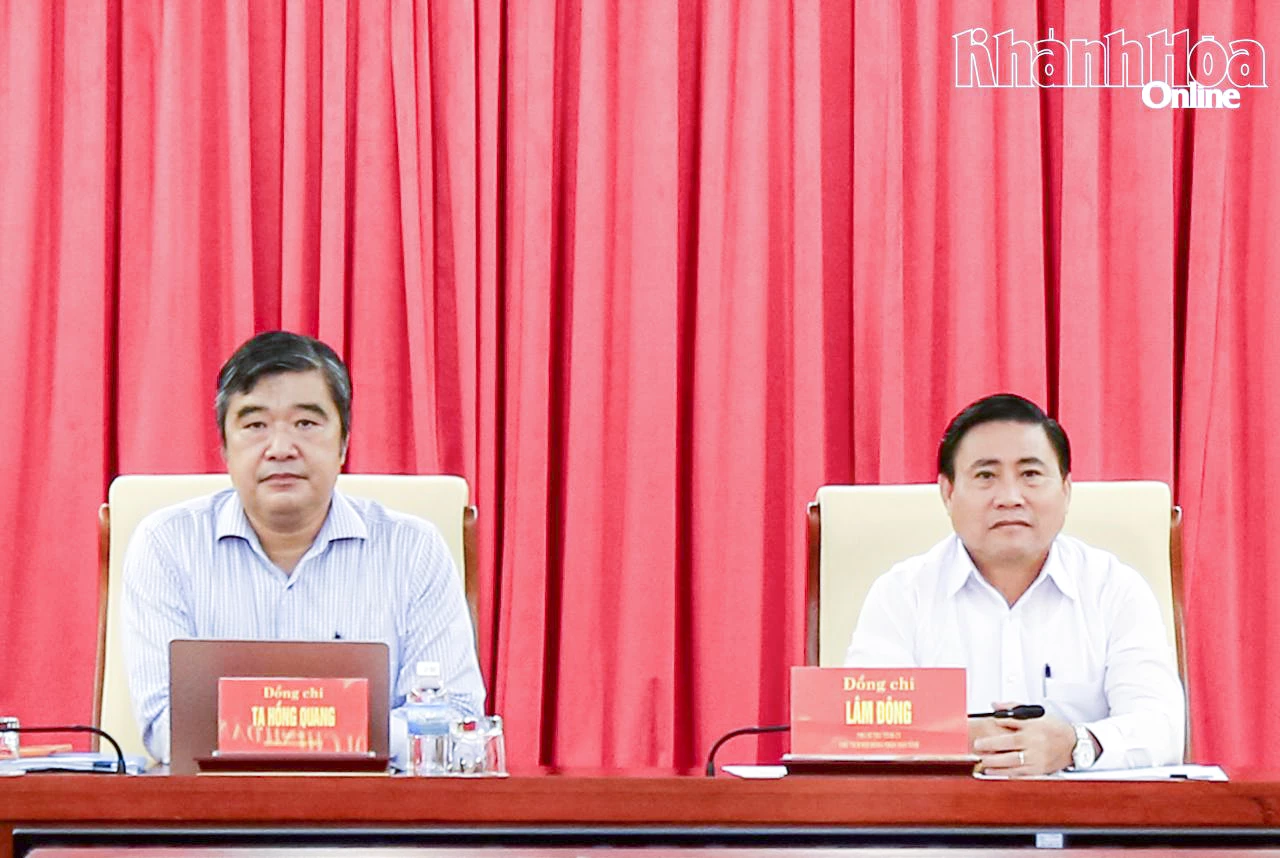 Đồng chí Lâm Đông và đồng chí Tạ Hồng Quang tham dự tại điểm cầu tỉnh Khánh Hòa.