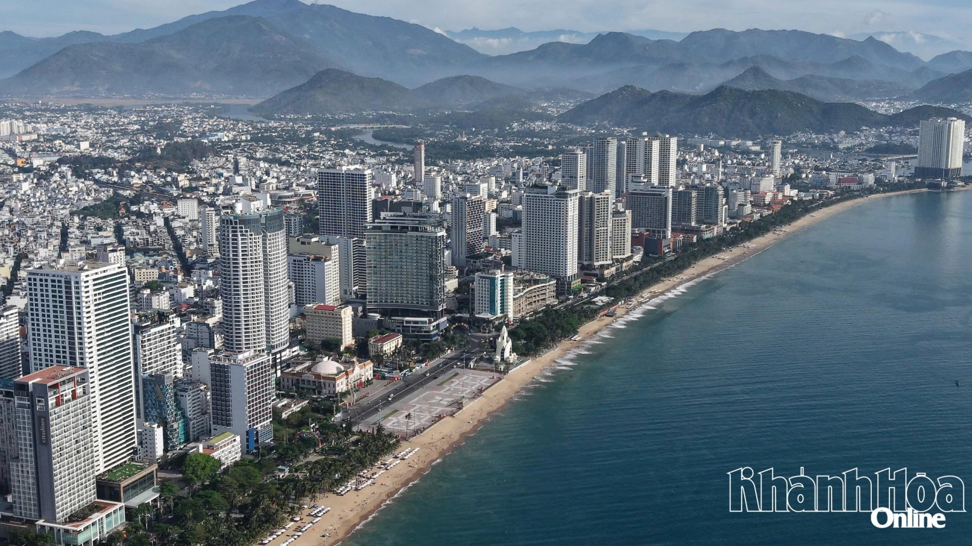 Considering building pedestrian bridge across iconic coastal Tran Phu Street