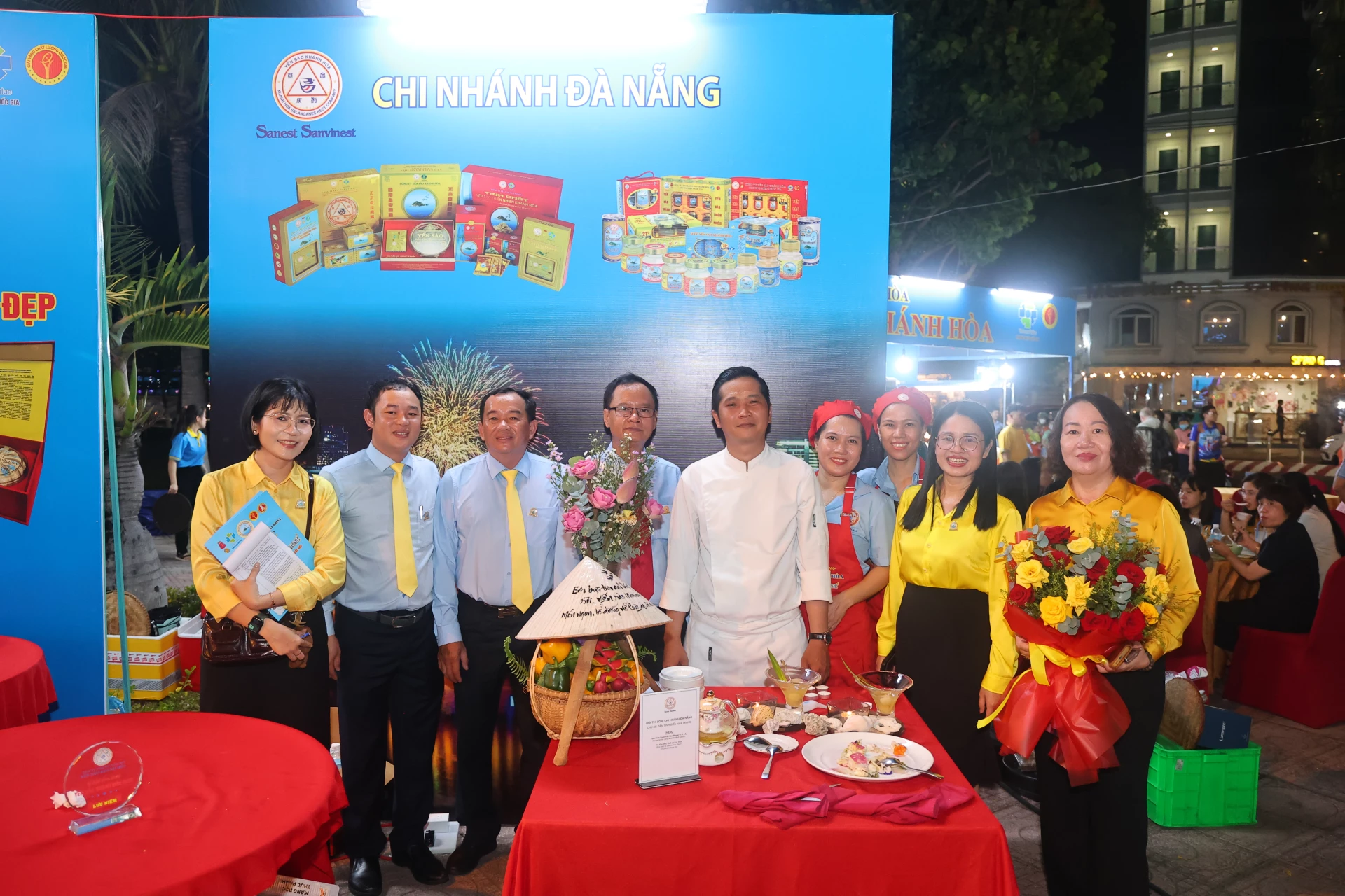 Đội thi giới thiệu món ăn tại Lễ hội