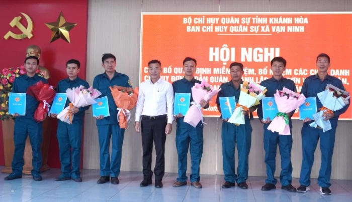 Ban Chỉ huy Quân sự xã Vạn Ninh công bố quyết định thành lập 7 tiểu đội tự vệ