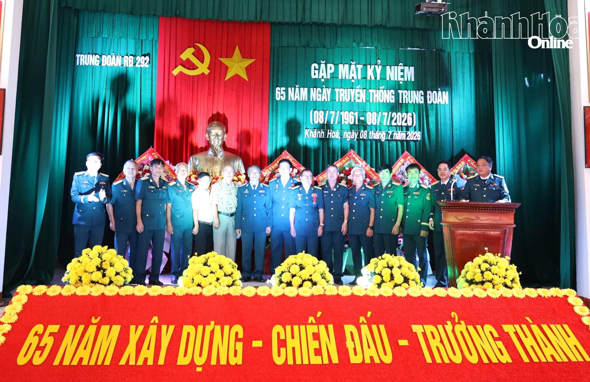 Các đại biểu chụp hình lưu niệm tại buổi gặp mặt.