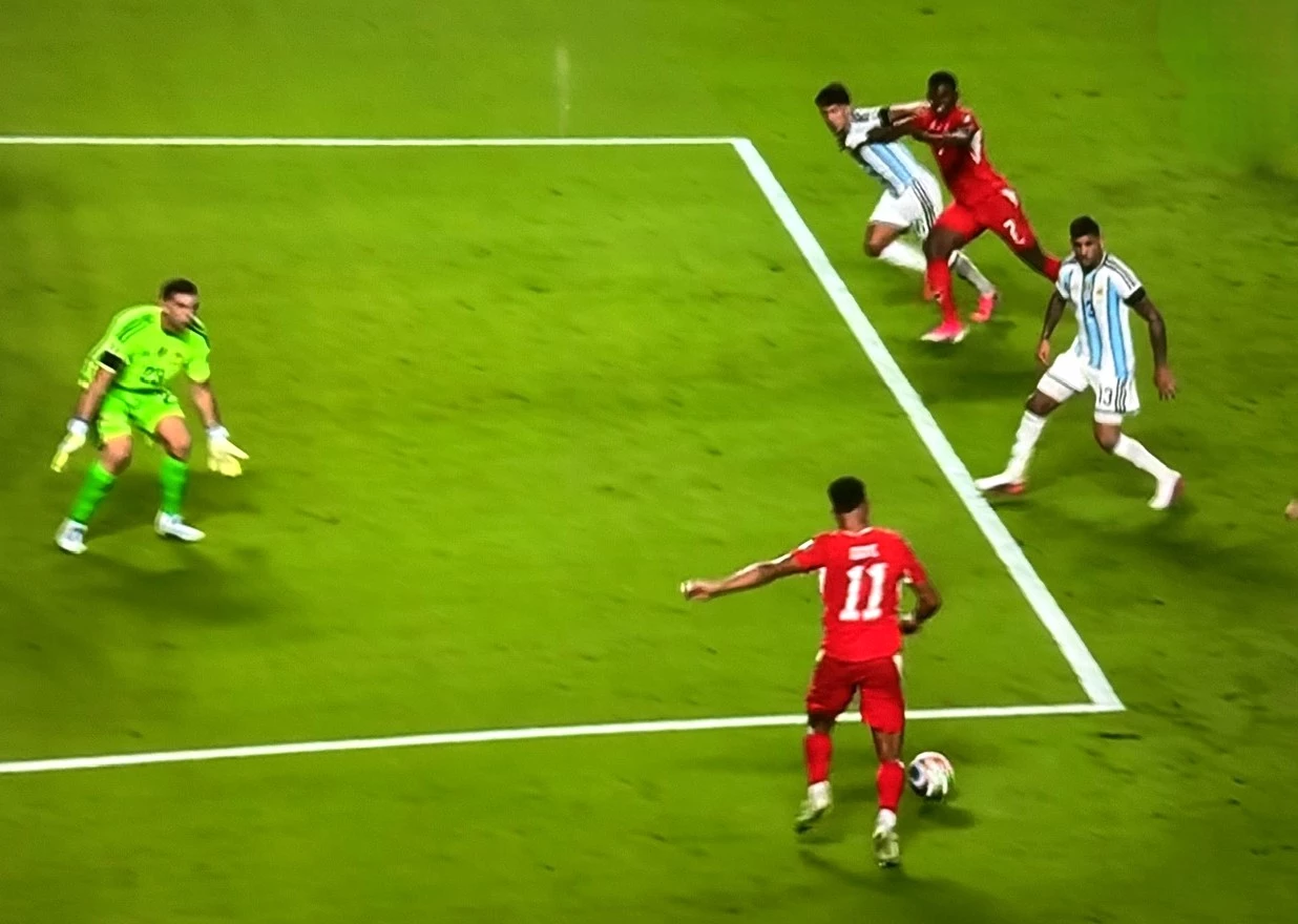 Ndoye ghi bàn thắng gỡ hòa 1-1 cho Thụy Sĩ
