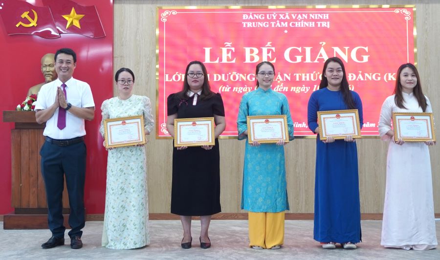 Lãnh đạo Trung tâm Chính trị xã Vạn Ninh cho các học viên tiêu biểu.