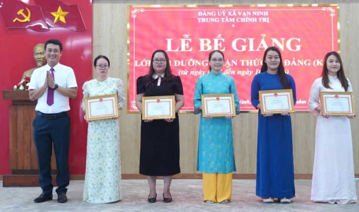 Trung tâm Chính trị xã Vạn Ninh bế giảng lớp bồi dưỡng nhận thức về Đảng khóa 4