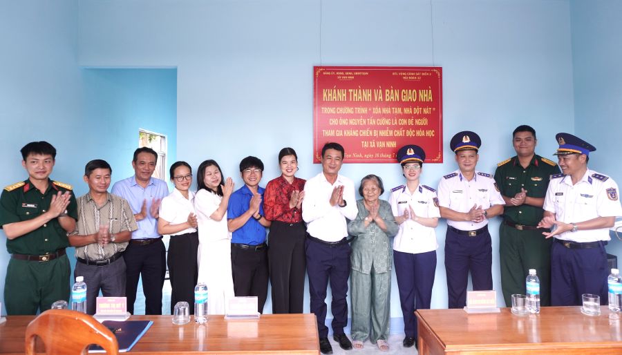 Bàn giao nhà ở cho gia đình chính sách tại xã Vạn Ninh