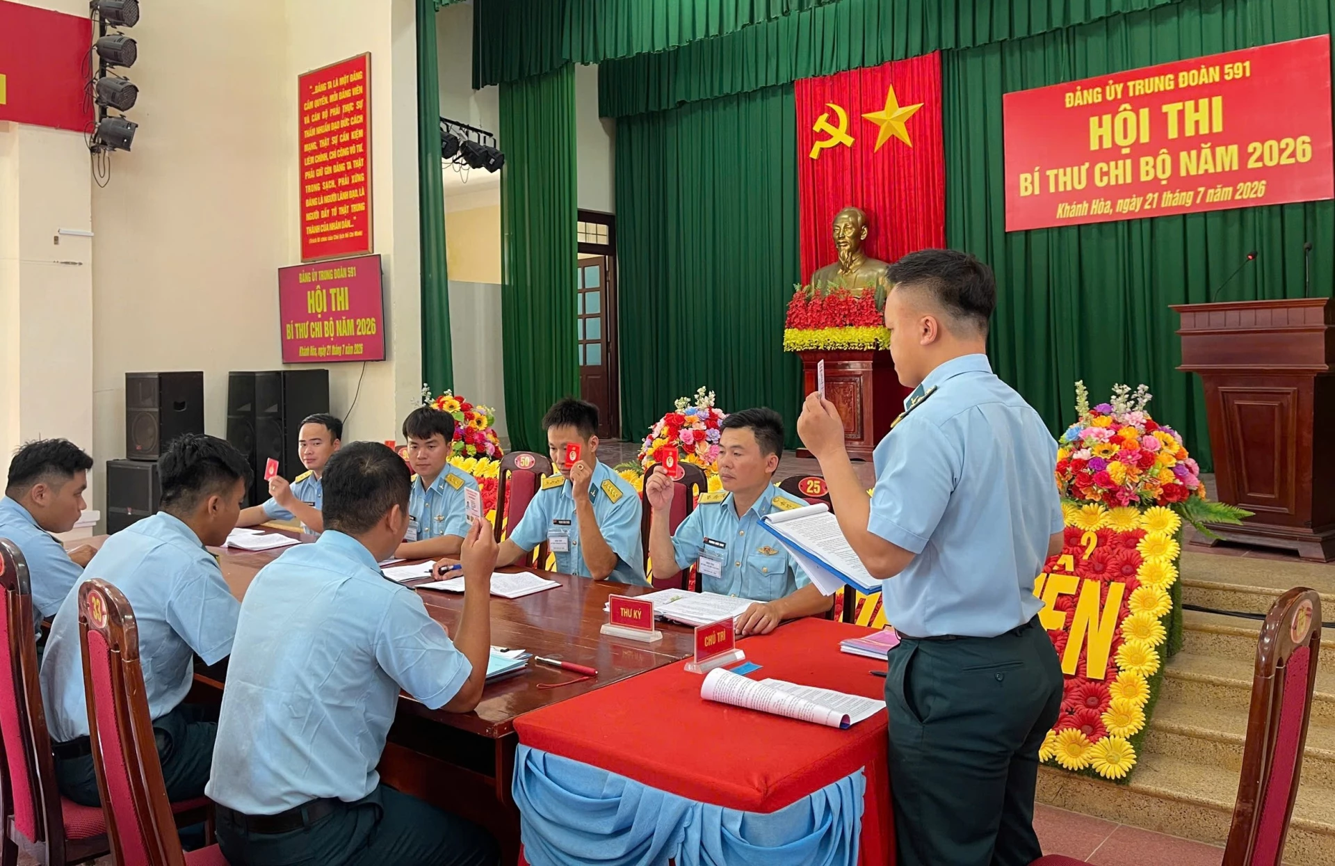 Thí sinh thi thực hành nội dung chủ trì sinh hoạt chi bộ ra nghị quyết lãnh đạo thực hiện nhiệm vụ.