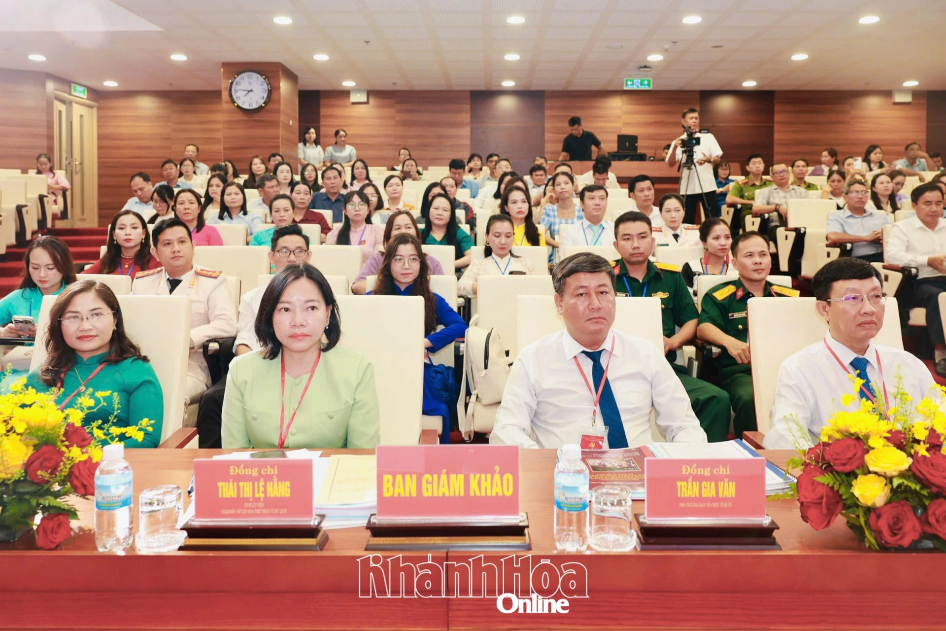 Các đại biểu dự lễ khai mạc.