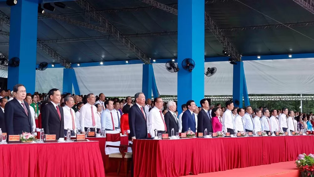 Tổng Bí thư, Chủ tịch nước Tô Lâm, các đồng chí lãnh đạo, nguyên lãnh đạo Đảng, Nhà nước thực hiện nghi thức chào cờ. (Ảnh: TTXVN)