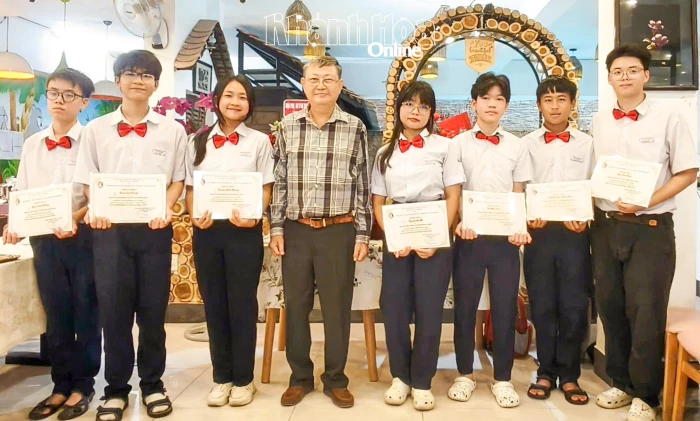 Bế giảng khóa học kỹ năng làm việc ở nhà hàng dành cho học sinh