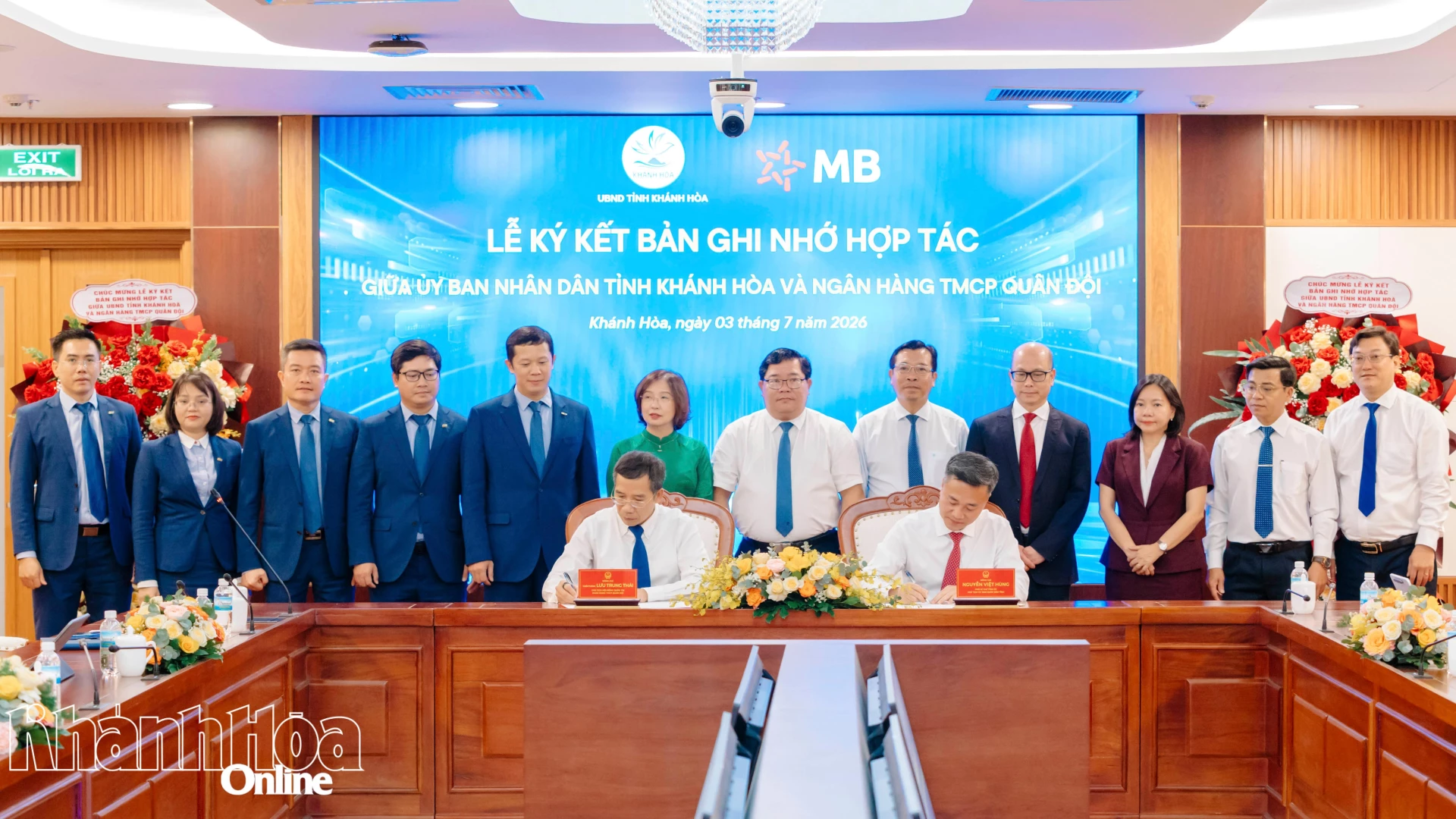 Lãnh đạo UBND tỉnh Khánh Hòa và Ngân hàng Thương mại cổ phần Quân đội ký kết bản ghi nhớ hợp tác.
