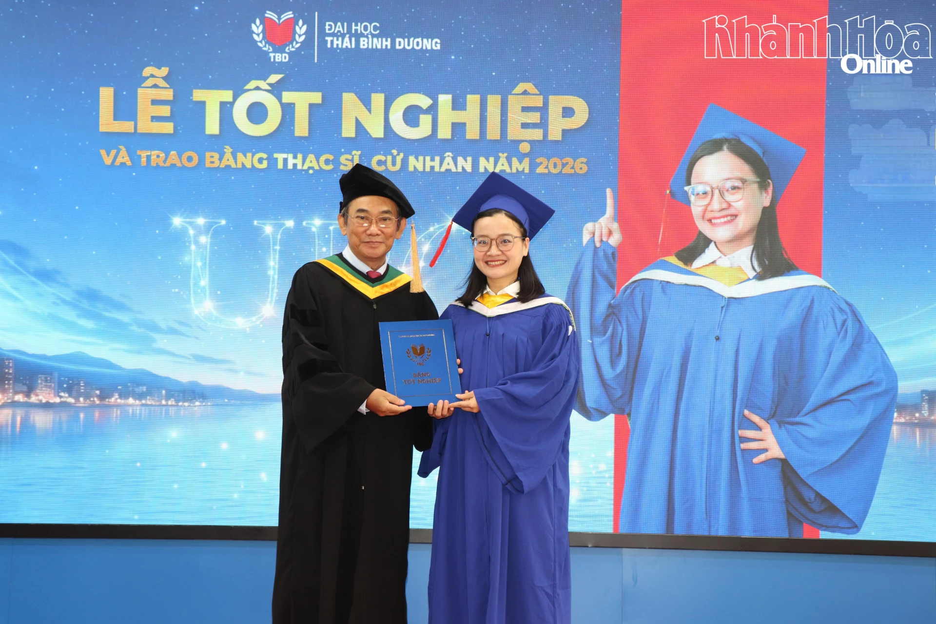 Nhà giáo Nhân dân, Phó Giáo sư, Tiến sĩ Hồ Thanh Phong trao bằng cử nhân cho sinh viên.