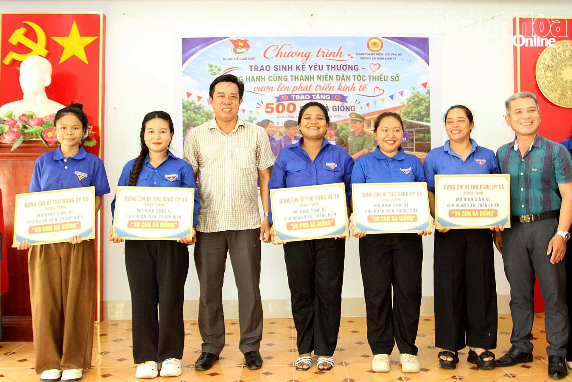 Ông Phan Văn Cường – Bí thư Đảng ủy xã Cam Hiệp (giữa) trao gà giống cho đoàn viên thanh niên là đồng bào dân tộc thiểu số.