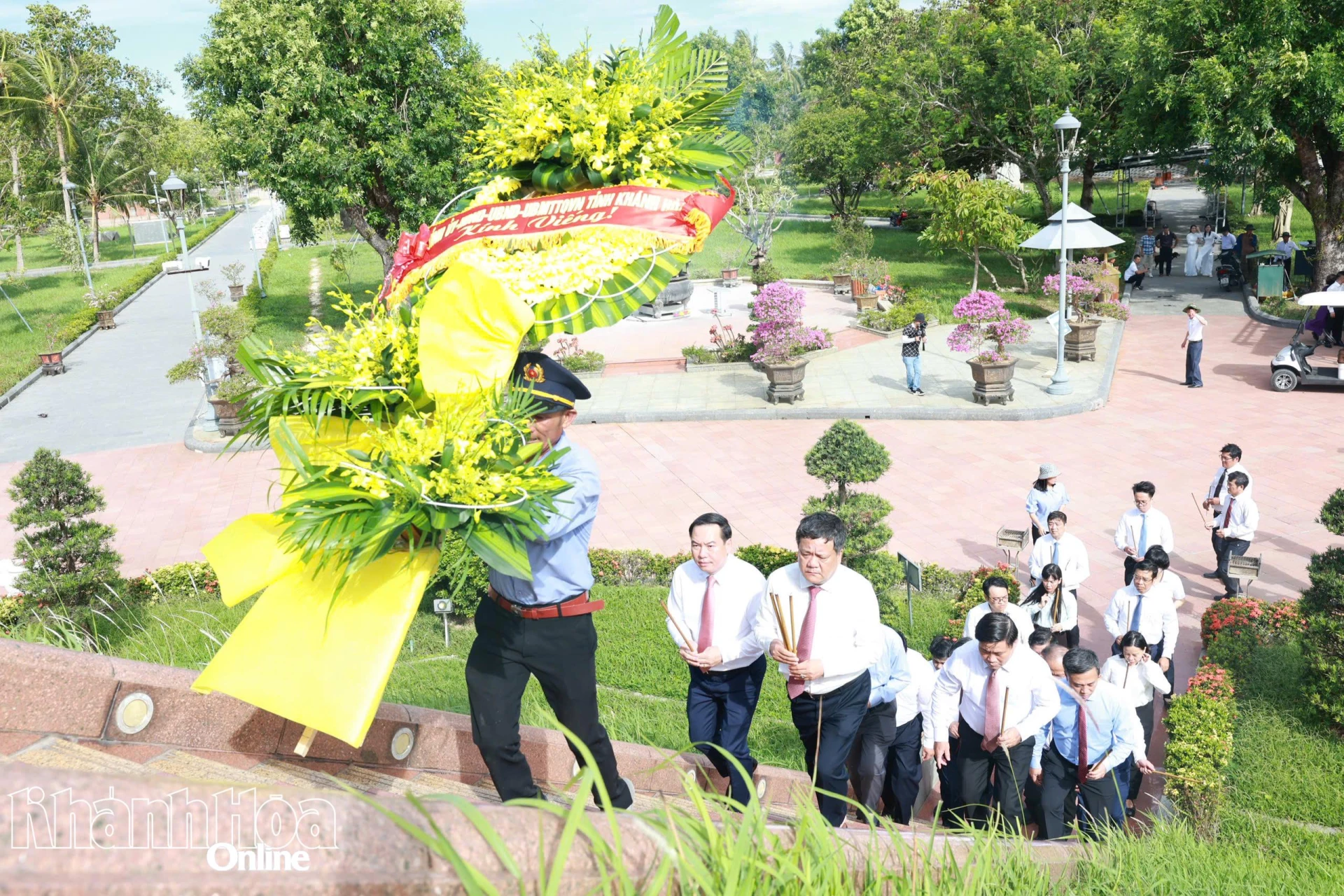 Đoàn đại biểu Khánh Hòa mang vòng hoa lên đài tưởng niệm trung tâm ở Khu di tích quốc gia đặc biệt Thành cổ Quảng Trị.