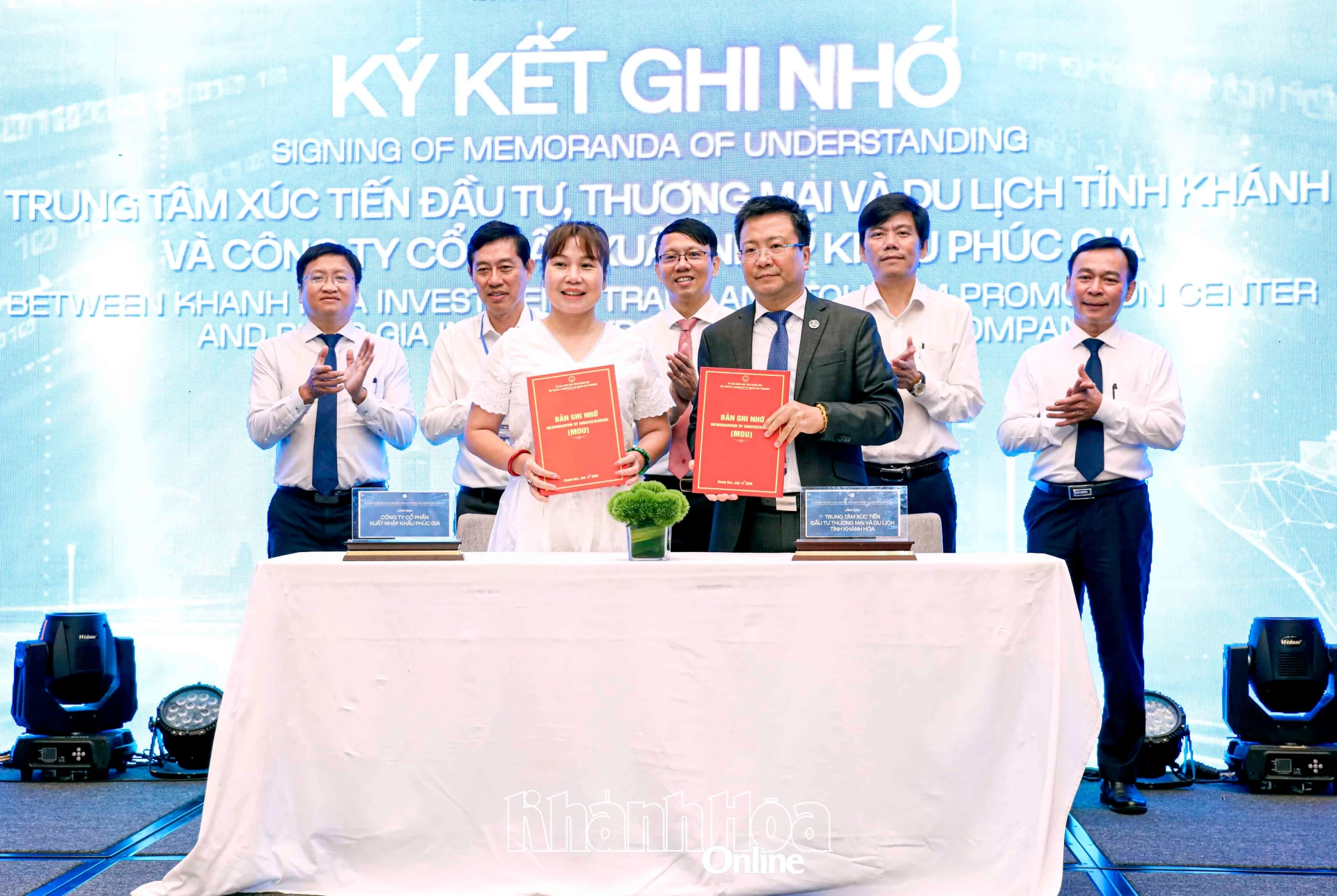 Lãnh đạo Trung tâm Xúc tiến Đầu tư, Thương mại và Du lịch tỉnh ký kết biên bản ghi nhớ hợp tác trong lĩnh vực phát triển cảng biển, cảng cạn và logistics với lãnh đạo Công ty Cổ phần Xuất nhập khẩu Phúc Gia.
