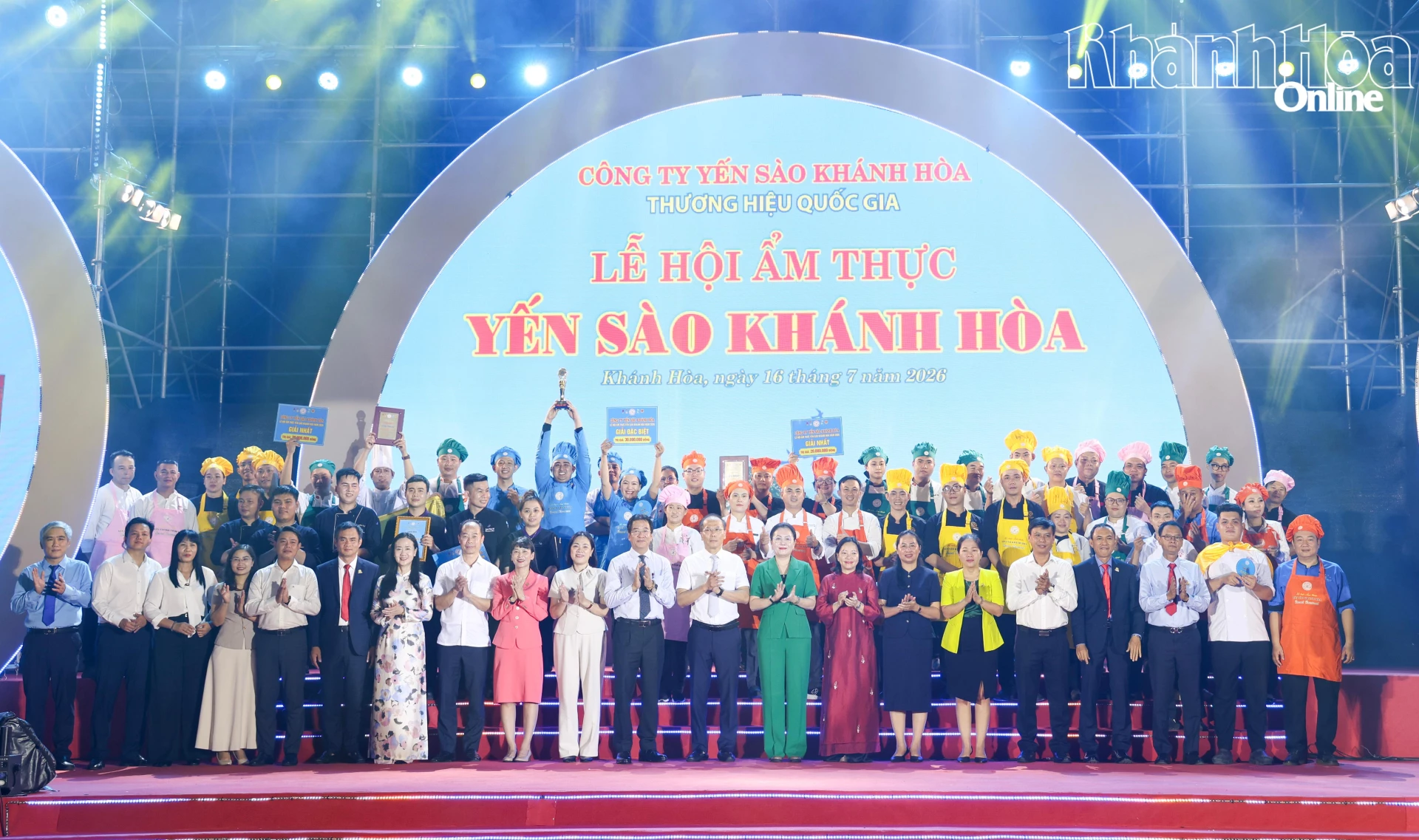 Các đại biểu chụp ảnh lưu niệm với các đội tham dự lễ hội ẩm thực.