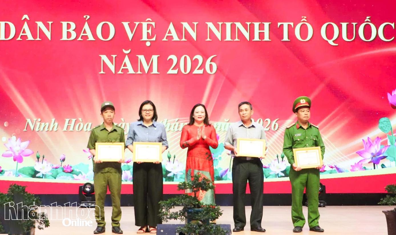 Lãnh đạo UBND phường Ninh Hòa trao giấy khen cho các tập thể.