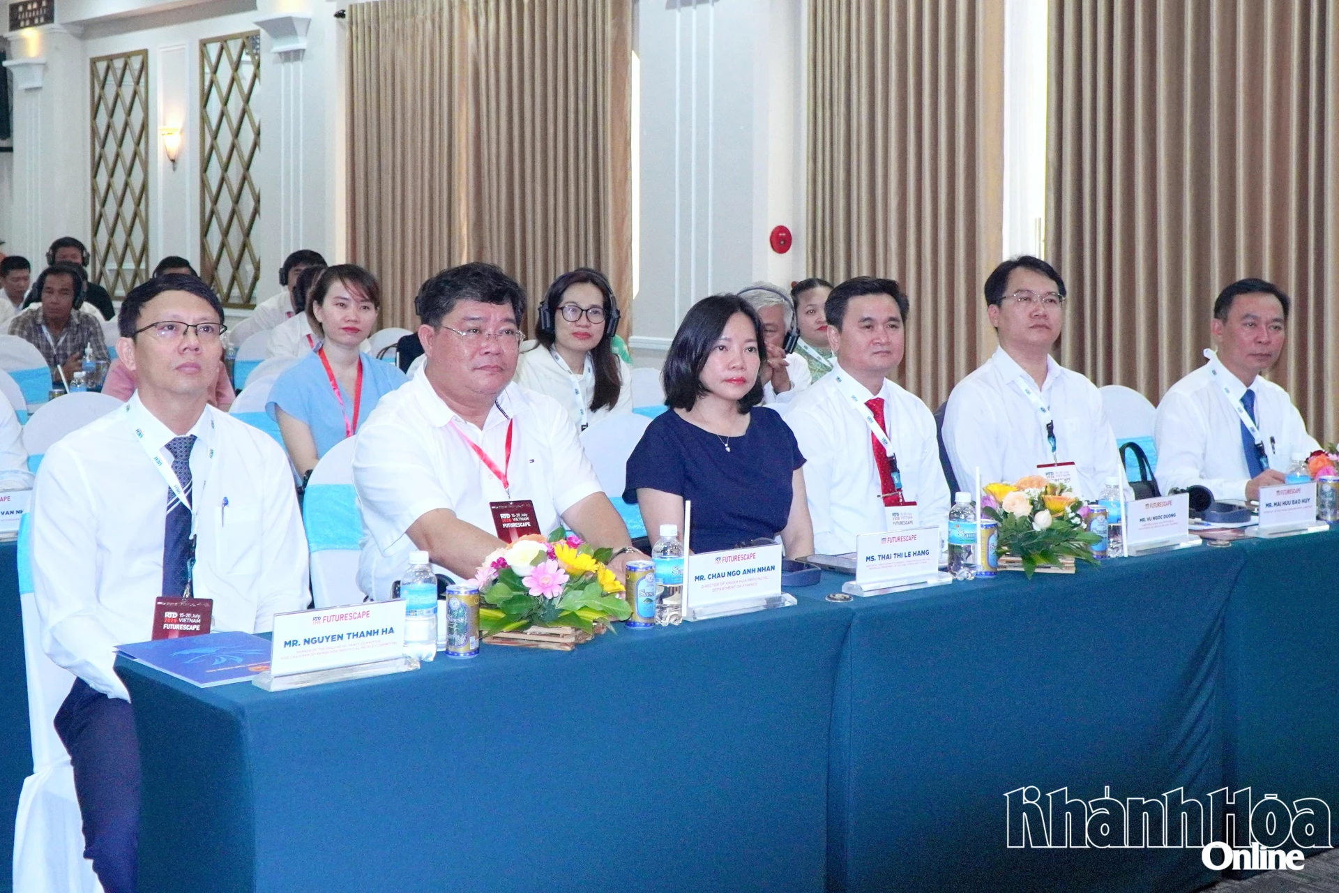 Đồng chí Nguyễn Thanh Hà và lãnh đạo các sở, ngành tham dự hội thảo.