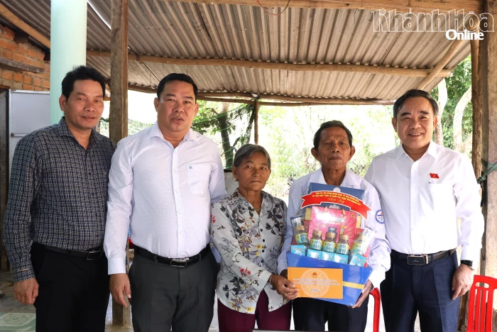 Phó Trưởng đoàn chuyên trách Đoàn Đại biểu Quốc hội tỉnh Lê Hữu Trí thăm, tặng quà các gia đình chính sách