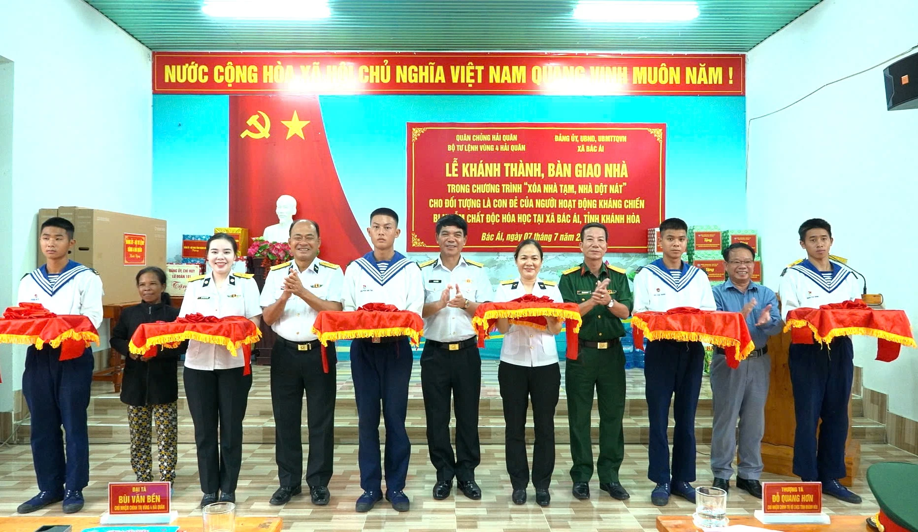 Các đại biểu cắt băng khánh thành, bàn giao nhà cho gia đình chính sách