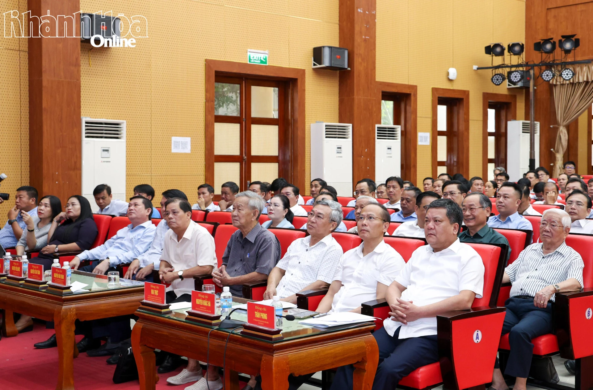 Các đồng chí: Trần Phong, Nguyễn Khắc Hà và các đại biểu tham dự tại điểm cầu Khánh Hòa.