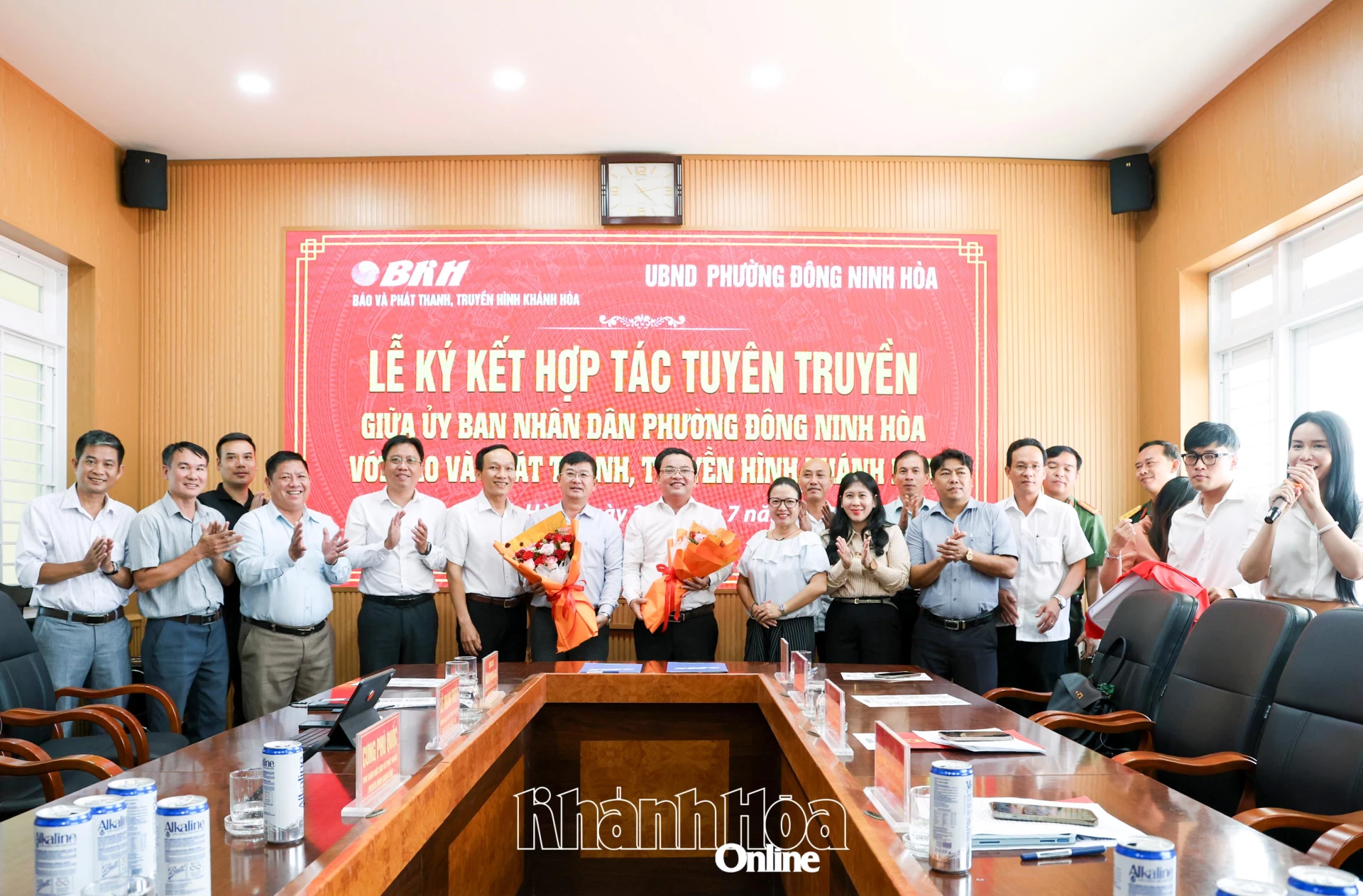 Lãnh đạo Đảng ủy phường tặng hoa chúc mừng sự hợp tác của hai đơn vị.
